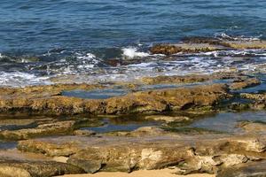 costa rocosa del mar mediterráneo en el norte de israel. foto