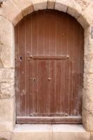 una puerta es una abertura en una pared para entrar y salir de un edificio. foto