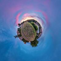 pequeño planeta transformación de panorama esférico 360 grados. vista aérea abstracta esférica en el campo en una agradable velada con impresionantes nubes hermosas. curvatura del espacio. foto