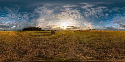 vista de ángulo de 360 grados de panorama hdri esférico completo entre campos en la puesta de sol de la tarde de verano con hermosas nubes en proyección equirectangular foto