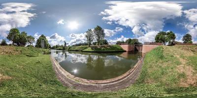 vista de ángulo de 360 grados de panorama hdri esférico completo cerca de la construcción de esclusa de bloqueo de puerta de enlace en el río, canal para pasar embarcaciones a diferentes niveles de agua en proyección equirectangular foto