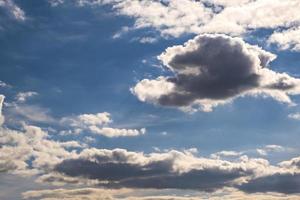 fondo de cielo azul con grandes y diminutas nubes rayadas de cirro de estrato antes de la tormenta. foto