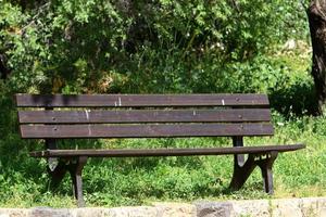 banco para descansar en el parque de la ciudad. foto