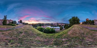 vista de ángulo de 360 grados de panorama hdri esférico completo en la orilla del río ancho con vista a la ciudad vieja al atardecer con hermosas nubes en proyección equirectangular, contenido de realidad virtual vr listo foto