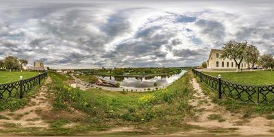 panorama esférico completo sin costuras vista en ángulo de 360 grados en la orilla del río ancho frente al puente en el centro de la ciudad. Panorama 360 en proyección equirrectangular, contenido de realidad virtual listo vr ar foto