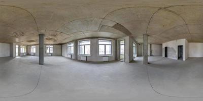 habitación vacía sin reparación. panorama hdri esférico completo de 360 grados en el interior de la oficina de la sala de loft blanco con ventanas panorámicas en proyección equirectangular foto