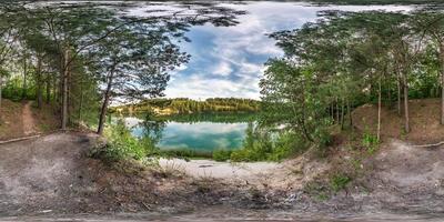 panorama hdri esférico completo sin costuras vista angular de 360 grados en la costa de piedra caliza de un enorme lago verde o río cerca del bosque en el día de verano con hermosas nubes en proyección equirectangular, contenido vr foto