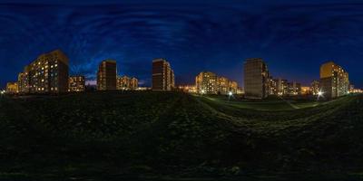 panorama nocturno hdri esférico completo 360 grados ángulo de visión luz en ventanas del área de construcción de varios pisos del barrio residencial de desarrollo urbano en proyección equirectangular, contenido ar vr foto