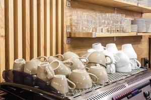 tazas de café en la máquina de café en el popular bar de élite foto