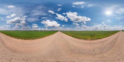 vista de ángulo de 360 grados de panorama hdri esférico completo en camino de grava entre campos en el día de verano con nubes impresionantes antes de la tormenta en proyección equirectangular, para contenido de realidad virtual vr ar foto