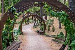 arcos de madera con bancos en el parque de descanso de la ciudad foto