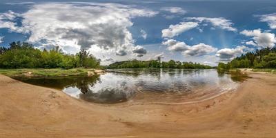 panorama esférico completo sin costuras vista de ángulo de 360 grados en la orilla del ancho río neman con hermosas nubes en proyección equirectangular, contenido de realidad virtual listo vr ar foto