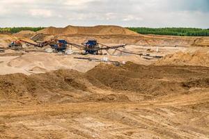 Enorme excavadora en cantera para minería de extracción de arena foto