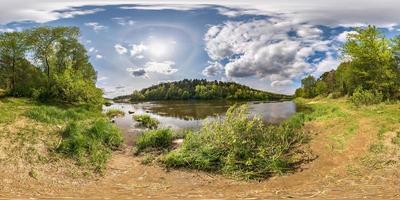 panorama esférico completo sin costuras vista de ángulo de 360 grados en la orilla del ancho río neman con halo y hermosas nubes en proyección equirectangular, contenido de realidad virtual listo vr ar foto