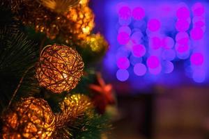 juguetes de año nuevo y ramas de abeto sobre un fondo de luz violeta foto