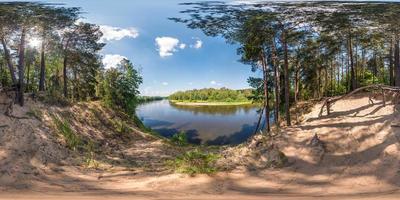 panorama esférico completo sin costuras 360 por 180 ángulo de visión sobre el precipicio de un río ancho en un día soleado de verano en proyección equirectangular, skybox vr contenido de realidad virtual foto