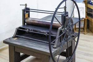 mecanismo de engranajes. detalles de la antigua máquina antigua para hacer grabados foto
