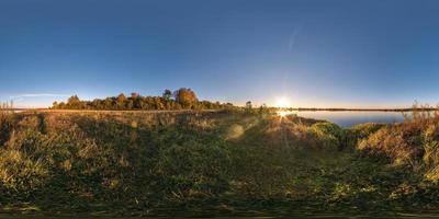 panorama completo de cubo esférico sin fisuras vista en ángulo de 360 grados en la orilla del ancho río neman en la soleada puesta de sol de la tarde de verano en proyección equirectangular, listo para contenido de realidad virtual ar vr foto