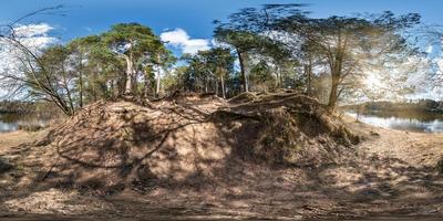 panorama esférico completo sin costuras vista de ángulo de 360 grados en la orilla del ancho río neman por la noche con hermosas nubes en proyección equirectangular, contenido de realidad virtual listo vr ar foto