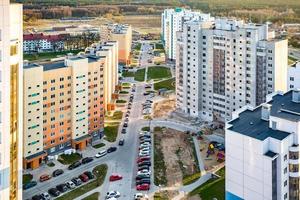 vista panorámica sobre el barrio residencial de desarrollo urbano del área de construcción de gran altura del nuevo barrio por la noche desde una vista de pájaro foto