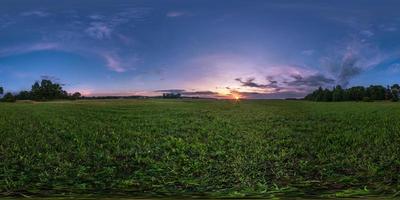 vista de ángulo de 360 grados de panorama hdri esférico completo sin costuras entre campos en la puesta de sol de la tarde de verano con nubes impresionantes en proyección equirectangular, contenido de realidad virtual listo vr ar foto