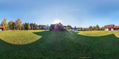 panorama de vista de ángulo de 360 grados sin costuras fuera de la casa de pueblo de madera de vacaciones en un día soleado por la noche en proyección de cubo esférico equirectangular. para la realidad virtual vr ar. foto