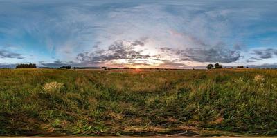 vista de ángulo de 360 grados de panorama hdri esférico completo entre campos en la puesta de sol de la tarde de verano con hermosas nubes en proyección equirectangular foto