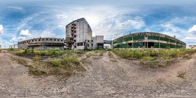 vista de ángulo de 360 grados de panorama hdri esférico completo sin fisuras cerca de fábrica abandonada en ruinas en proyección equirectangular, vr ar contenido de realidad virtual. construcción de ascensor agrícola foto