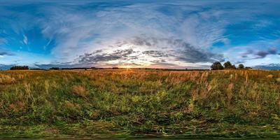 vista de ángulo de 360 grados de panorama hdri esférico completo sin costuras entre campos en la puesta de sol de la tarde de verano con hermosas nubes en proyección equirectangular. listo para contenido vr ar foto