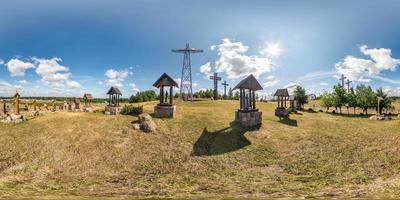 vista de ángulo de 360 grados de panorama hdri esférico completo en camino de grava cerca de montaña de cruces monumento en colina en proyección equirectangular, vr ar contenido de realidad virtual. lugar del peregrino foto