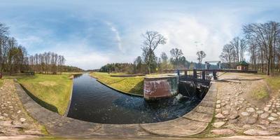 vista panorámica de 360 ángulos cerca de la construcción de la esclusa de bloqueo de la puerta de enlace en el río, canal para el paso de embarcaciones a diferentes niveles de agua. Panorama esférico completo de 360 grados sin fisuras en proyección equirectangular foto