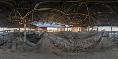 Vista panorámica completa esférica de 360 grados, estructuras de hormigón, edificio inacabado abandonado del aeropuerto en proyección equidistante equirectangular, contenido vr ar foto