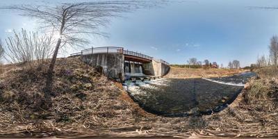 completo esférico hdri panorama 360 vista en ángulo esclusa de bloqueo de la presa en la impetuosa cascada del río. fondo en proyección equidistante esférica equirectangular para contenido vr ar foto