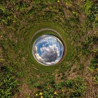 pequeño planeta azul. inversión de la transformación del pequeño planeta del panorama esférico de 360 grados. vista aérea abstracta esférica. curvatura del espacio. foto