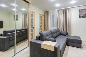 interior de la moderna habitación vip de lujo en apartamentos tipo estudio con sofá foto