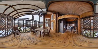 panorama esférico completo sin costuras vista de ángulo de 360 grados en la veranda interior de la sala vacía en la casa de vacaciones de pueblo de madera en proyección esférica equirectangular. contenido de realidad virtual foto