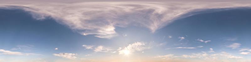 panorama hdri transparente 360 grados ángulo vista cielo azul de la tarde con hermosas nubes antes de la puesta del sol con cenit para usar en gráficos 3d o desarrollo de juegos como cúpula del cielo o editar toma de drones foto