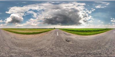 panorama hdri esférico completo sin costuras vista en ángulo de 360 grados en carretera asfaltada entre campos en verano con impresionantes nubes en proyección equirectangular, listo para contenido de realidad virtual vr ar foto