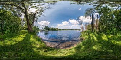 vista de ángulo de 360 grados de panorama hdri esférico completo sin costuras en el precipicio de un río ancho en un bosque caducifolio en un día soleado de verano en proyección equirectangular, listo para contenido de realidad virtual ar vr foto