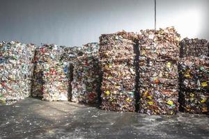 balas de plástico de basura en la planta de tratamiento de residuos. reciclaje separado y almacenamiento de basura para su posterior eliminación, clasificación de basura. negocio de clasificación y tratamiento de residuos. foto