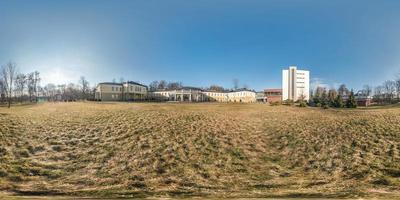 mañana panorama esférico completo sin costuras vista de ángulo de 360 grados en el parque de la ciudad provincial en un día soleado en proyección equirectangular, contenido de realidad virtual listo vr ar foto