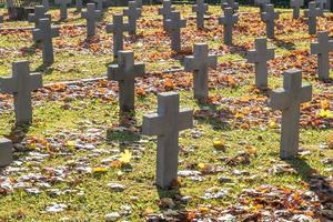 muchas cruces grises idénticas en el cementerio militar polaco otoño y puesta de sol de la vida. lucha por la congregación y la independencia de la patria foto