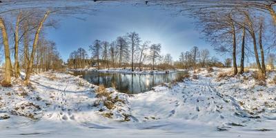 Panorama esférico completo sin costuras Vista en ángulo de 360 grados cerca del río estrecho y rápido en una tarde soleada de invierno. Panorámica 360 en proyección equirrectangular. vr ar contenido de realidad virtual foto