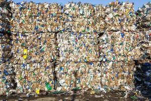 balas de plástico en la planta de procesamiento de residuos. recolección de basura por separado. reciclaje y almacenamiento de residuos para su posterior eliminación. negocio de clasificación y tratamiento de residuos. foto