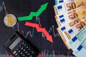 fluctuaciones y pronóstico de tipos de cambio de dinero virtual. flechas rojas y verdes con escalera de bitcoin dorada sobre fondo de gráfico forex de papel negro con billetes en euros. concepto de criptomoneda. foto