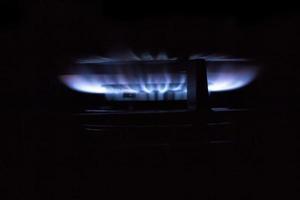 fondo borroso llama de gas azul en la estufa de gas foto