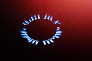 fondo borroso llama de gas azul en la estufa de gas foto