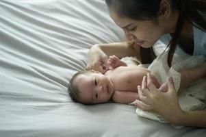 joven madre con un lindo bebé recién nacido. foto