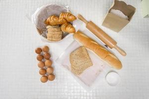 composición de ingredientes para hornear o cocinar en el fondo de la mesa de la cocina, concepto de negocio de cafetería foto