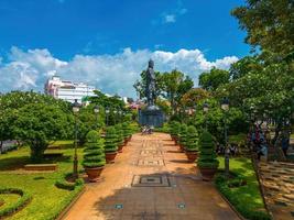 vung tau - 2 de julio de 2022 estatua de tran hung dao en la ciudad de vung tau en vietnam. monumento del líder militar sobre fondo de cielo azul foto